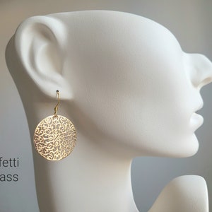 Goldene Ohrringe mit rundem filigranem Ornament und Edelstahl Ohrhaken Bild 9