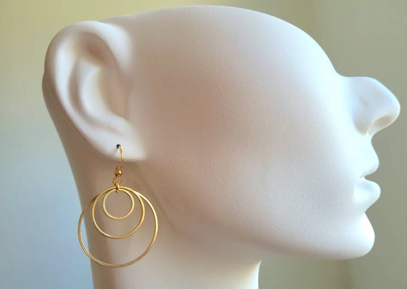 Earrings with 3 golden stainless steel rings and stainless steel ear hooks image 8