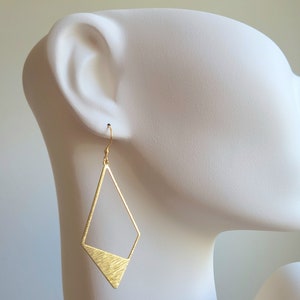 Goldene Ohrringe mit geometrischen Rauten Anhänger und Edelstahl Ohrhaken Bild 8