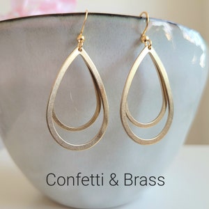 Gold earrings with 2 teardrop-shaped pendants and stainless steel ear hooks