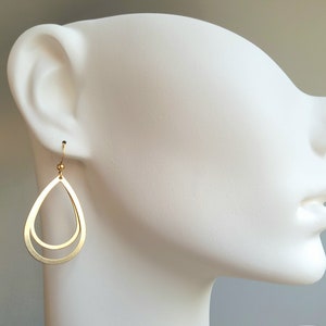 Golden earrings with 2 drop-shaped pendants and stainless steel ear hooks image 8