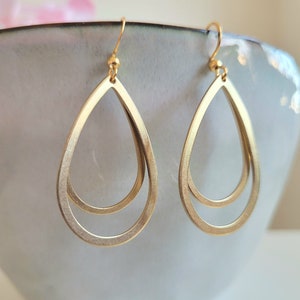 Golden earrings with 2 drop-shaped pendants and stainless steel ear hooks image 3