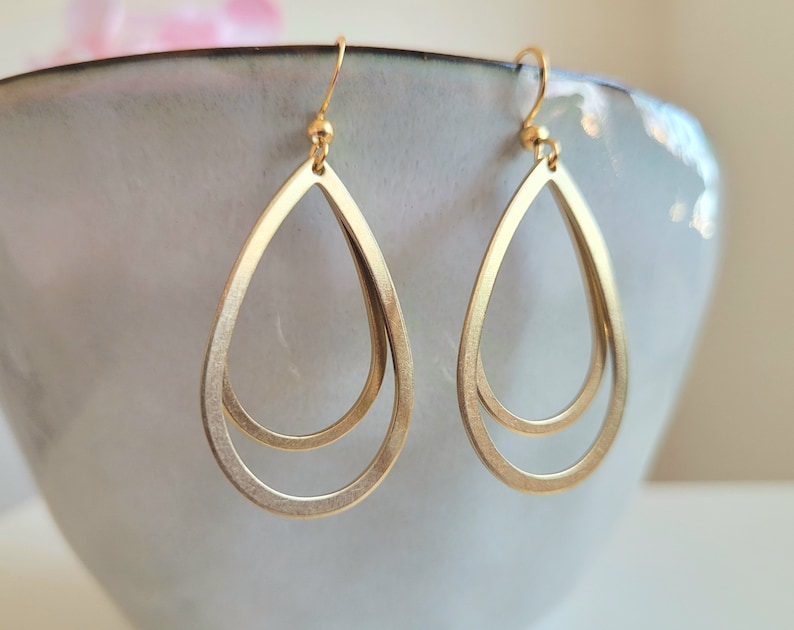 Golden earrings with 2 drop-shaped pendants and stainless steel ear hooks image 3