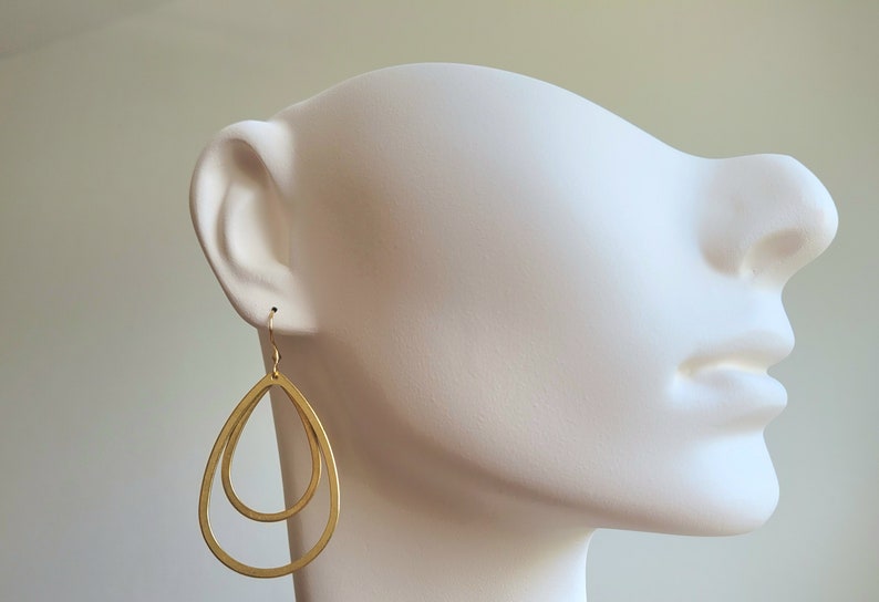 Grosse, goldene Ohrringe mit 2 Tropfenform Anhängern und Edelstahl Ohrhaken Bild 7