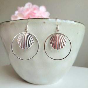 Earring with shell pendant and ring in silver
