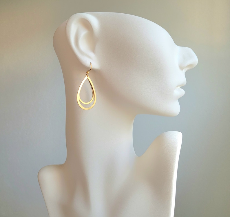 Golden earrings with 2 drop-shaped pendants and stainless steel ear hooks image 2