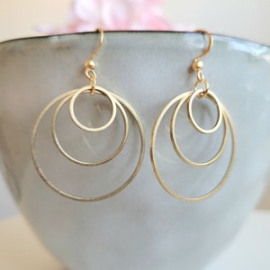 Earrings with 3 golden stainless steel rings and stainless steel ear hooks image 7