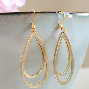 Golden earrings with 2 drop-shaped pendants and stainless steel ear hooks image 5