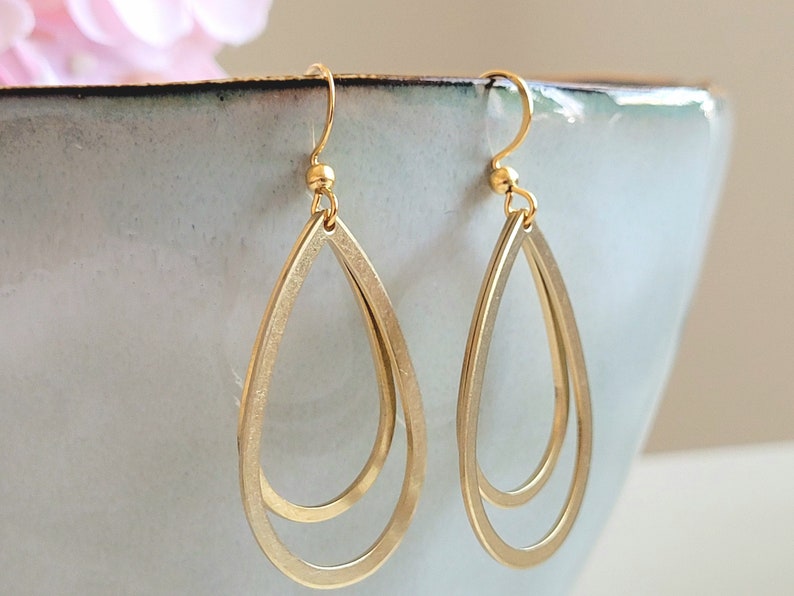 Golden earrings with 2 drop-shaped pendants and stainless steel ear hooks image 5