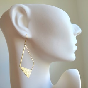 Goldene Ohrringe mit geometrischen Rauten Anhänger und Edelstahl Ohrhaken Bild 7