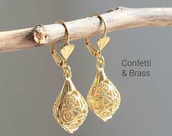 Goldene Tropfenohrringe mit filigranem Muster, Dirndlschmuck, Trachtenohrringe