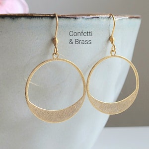 Gold-plated brass earrings with circle and stainless steel leverback Ohrhaken