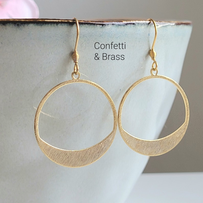 Gold-plated brass earrings with circle and stainless steel leverback Ohrhaken