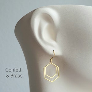 Goldene Hexagon Ohrringe und Edelstahl Ohrhaken Bild 4