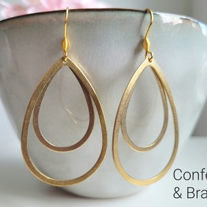 Large, golden earrings with 2 drop-shaped pendants and stainless steel ear hooks