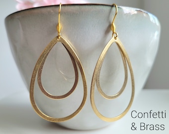 Large, golden earrings with 2 drop-shaped pendants and stainless steel ear hooks