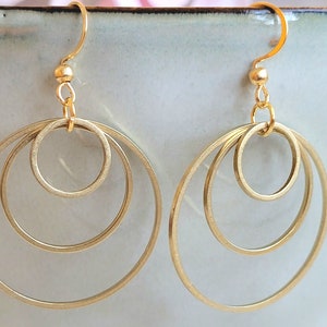 Earrings with 3 golden stainless steel rings and stainless steel ear hooks image 3