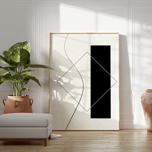 Könnte beinhalten: Ein minimalistischer Schwarz-Weiß-Abstrakt-Kunstdruck in einem hellen Holzrahmen, der an einer weißen Wand hängt. Zwei Terrakotta-Töpfe mit Pflanzen stehen auf dem Boden vor dem Druck.