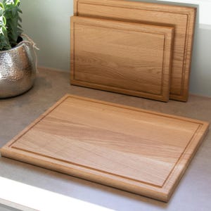 ASTREIN® | Schneidebrett Holz | Holzbrett aus massivem Eichenholz | Cutting Board | Holzschneidebrett | INKLUSIVE PFELGESET