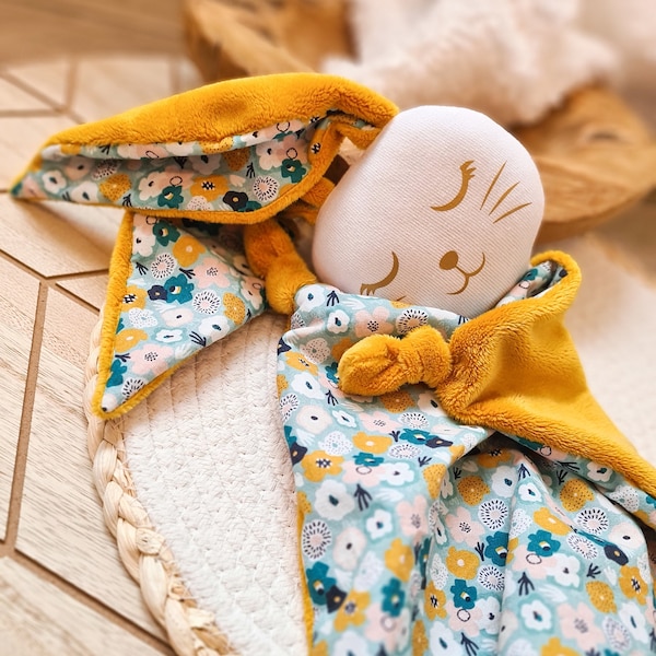 Doudou Lapin lange , coton fleuri et minky lisse moutarde à personnaliser