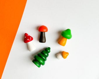 Minimuñecas de clavija inspiradas en el bosque para un juego imaginativo. Piezas sueltas con setas pintadas a mano. Set de bosque mágico para el juego sensorial.