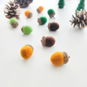 Set of 10 handmade felted acorns with natural caps. Nature-inspired sensory play tool for little learners. Fall autumn decoration. image 2