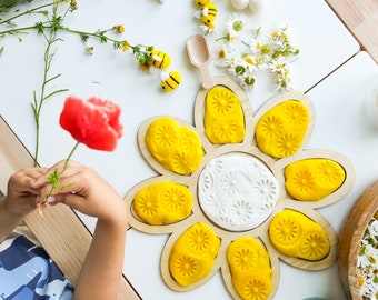 Wooden flower-shaped sensory play tray. Montessori-inspired Daisy tinker tray for nature studies. Play dough mat for crafts and learning.