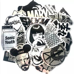 Op de afbeelding: Een verzameling zwart-wit stickers met verschillende ontwerpen, waaronder een wasmachine met de tekst "Sonic Youth", een Mickey Mouse-hoofd, een personage uit de film "Pulp Fiction", een wolf, een draak en een logo met de tekst "MON TIMEBO MATA".