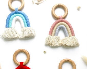 Gehaakte rammelaar voor baby / Macramé regenboog / Babykamerdecoratie / Gepersonaliseerd babygeboorte- en verjaardagscadeau / Kinderspeelgoed