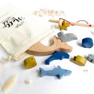 Jeu de pêche Océan aimanté Cadeau de naissance en bois personnalisé Jouet montessori Cadeau anniversaire ou naissance Cadeau 1 an image 1