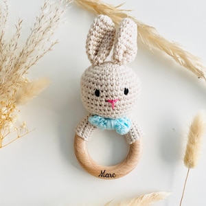 Hochet en crochet pour Bébé personnalisé / Anneau de dentition / Jouet enfant et bébé personnalisé / Cadeau de naissance anniversaire Lapin beige