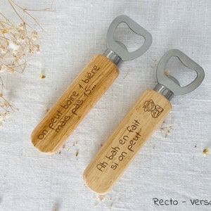 May include: Two wooden bottle openers with metal bottle opener tops. One opener has the text "On peut boire 1 bi&egrave;re mais pas 15..." and the other has the text "Ah bah en fait si on peut".