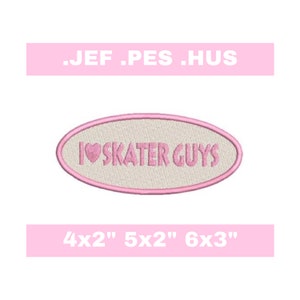 Può includere: Toppa ricamata ovale rosa con il testo "I ♥ SKATER GUYS" in lettere rosa. La toppa è disponibile in tre dimensioni: 4x2 pollici, 5x2 pollici e 6x3 pollici.