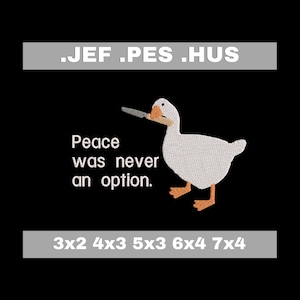 Puede incluir: Un ganso blanco con pico y patas naranjas sostiene un cuchillo en su pico. El ganso está de pie sobre un fondo negro. El texto "Peace was never an option." está escrito debajo del ganso. El texto ".JEF.PES.HUS" está escrito en un rectángulo gris en la parte superior de la imagen. El texto "3x2 4x3 5x3 6x4 7x4" está escrito en un rectángulo gris en la parte inferior de la imagen.
