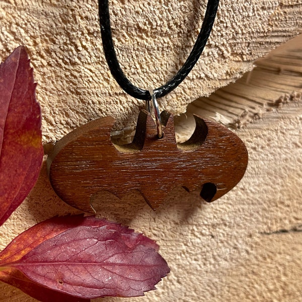 Collier chauve souris en bois d'Ipé du Brésil.