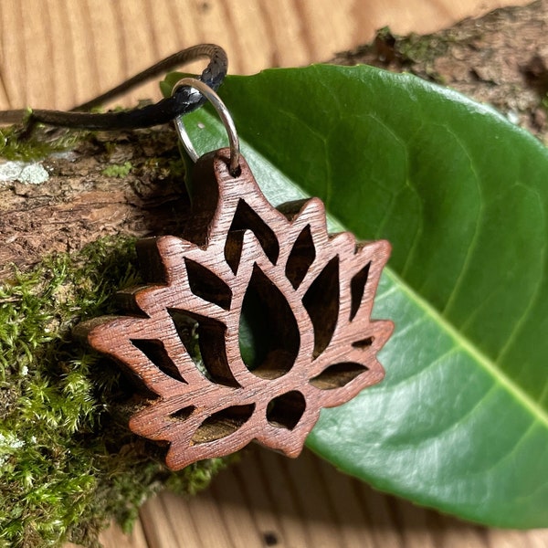 Collier Fleur de lotus en bois d'Ipé du Brésil.