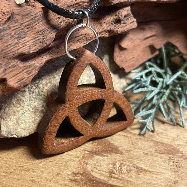 Collier Triquetra en bois d'Ipé du Brésil.