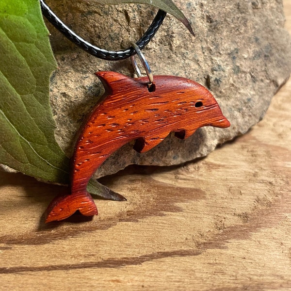 Collier dauphin en bois de Padouk.