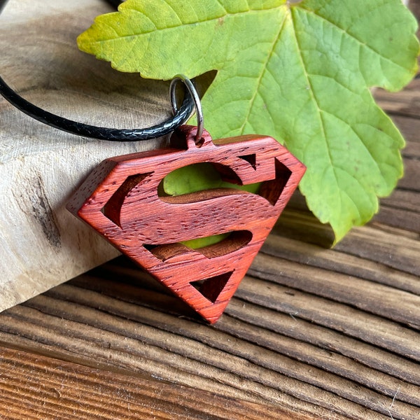 Collier SuperMan en bois de Padouk.