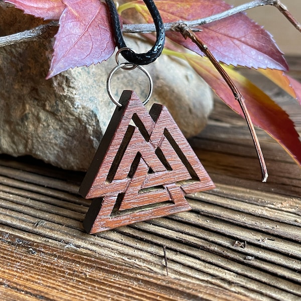 Collier Valknut en bois d'Ipé du Brésil.