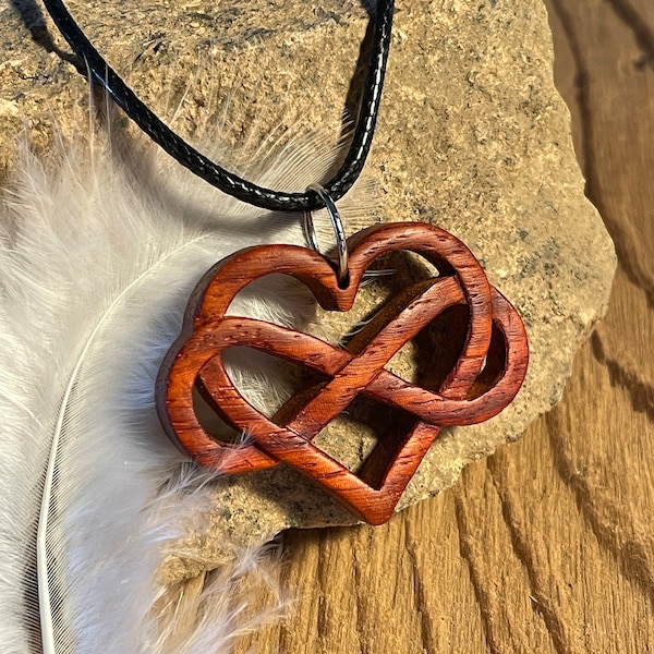 Collier cœur infini en bois de Padouk.