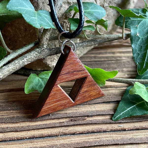 Collier Triforce en bois d'Ipé du Brésil.