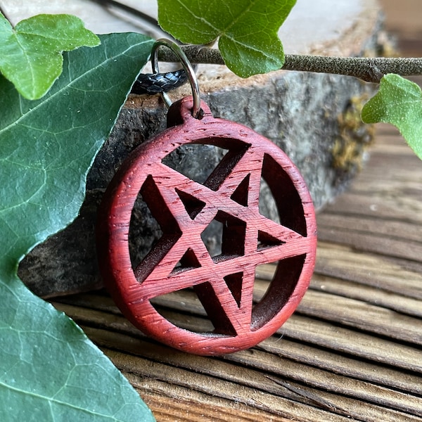 Collier Pentagramme inversé en bois de Padouk.