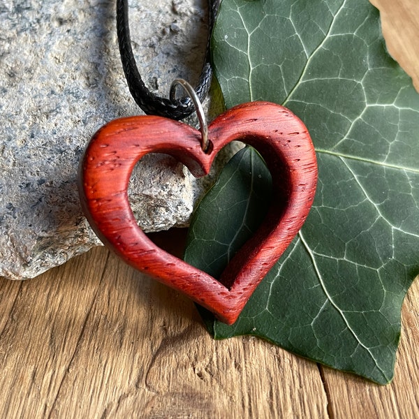 Collier cœur en bois de Padouk.