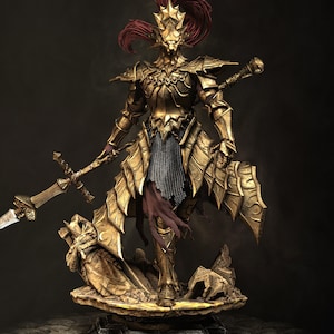 Könnte beinhalten: Eine goldfarbene Kriegerfigur in Rüstung mit einem hohen, verzierten Helm und rotem Federbusch. Die Figur trägt eine komplexe Plattenrüstung, hält einen langen Speer und steht auf einem felsigen Sockel. Der Text TANUKI FIGURES ist oben links zu sehen.