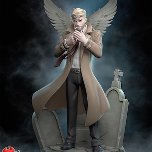 Peut inclure: Une figurine représentant une personne blonde avec de grandes ailes, portant un trench-coat beige, une chemise blanche, une cravate sombre et un pantalon noir. La figurine est sur un socle en pierre avec une pierre tombale. Texte : PATREON H3LL CREATOR.