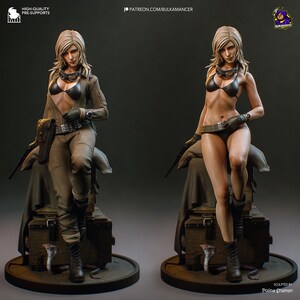Könnte beinhalten: Zwei detaillierte Figuren einer Frau im postapokalyptischen Stil. Eine Figur trägt einen Overall, die andere einen Bikini. Beide Figuren haben blondes Haar, eine Brille und halten eine Waffe. Die Figuren stehen auf einer Holzkiste.