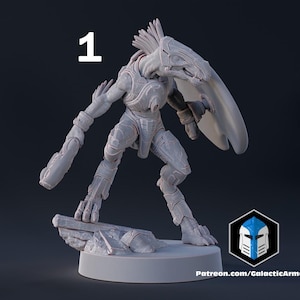Può includere: Una miniatura in 3D stampata in grigio, dettagliata, di una creatura con una grande testa, denti affilati e uno scudo. La miniatura è in piedi su una base rocciosa.
