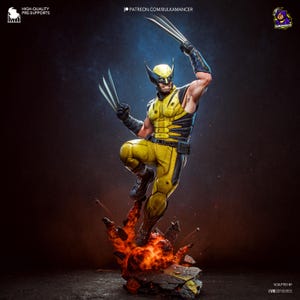 Pode incluir: Uma estatueta detalhada de um personagem vestindo um traje amarelo e preto com uma máscara de orelhas pontudas. O personagem está em uma pose dinâmica de salto, com garras metálicas estendidas sobre uma base explosiva com fogo e detritos.