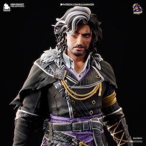 Puede incluir: Figura detallada de un hombre con cabello oscuro, con mechones blancos, vistiendo un abrigo negro con detalles dorados y un cinturón morado. La figura tiene una expresión seria sobre un fondo oscuro. El texto "HIGH-QUALITY PRE-SUPPORTS" es visible.